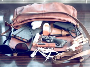 Pro Tips on How to Organize Your Purse or Handbag